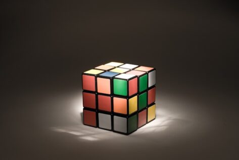 Rubikin kuution käyttö kouluissa - älyllisen haasteen tuominen luokkahuoneeseen